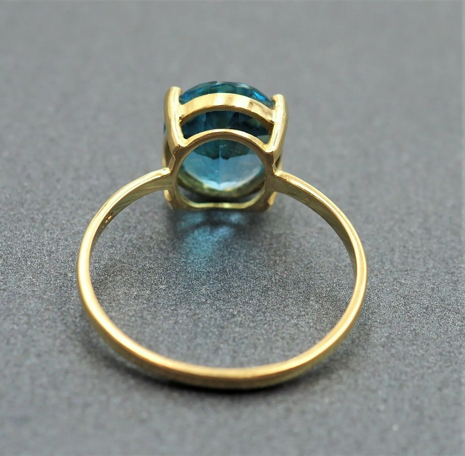 18ct Yellow Gold Topaz Ring