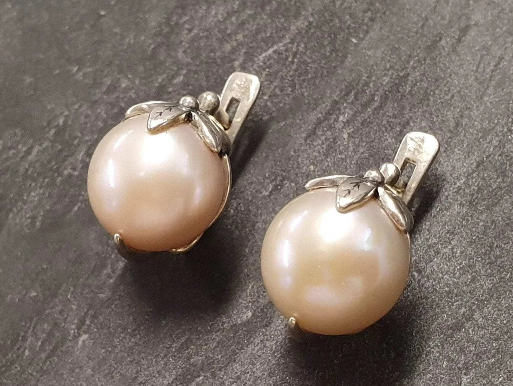 Beige Pearl Earrings - Natural Pearl Studs - Vintage Leaf Earrings