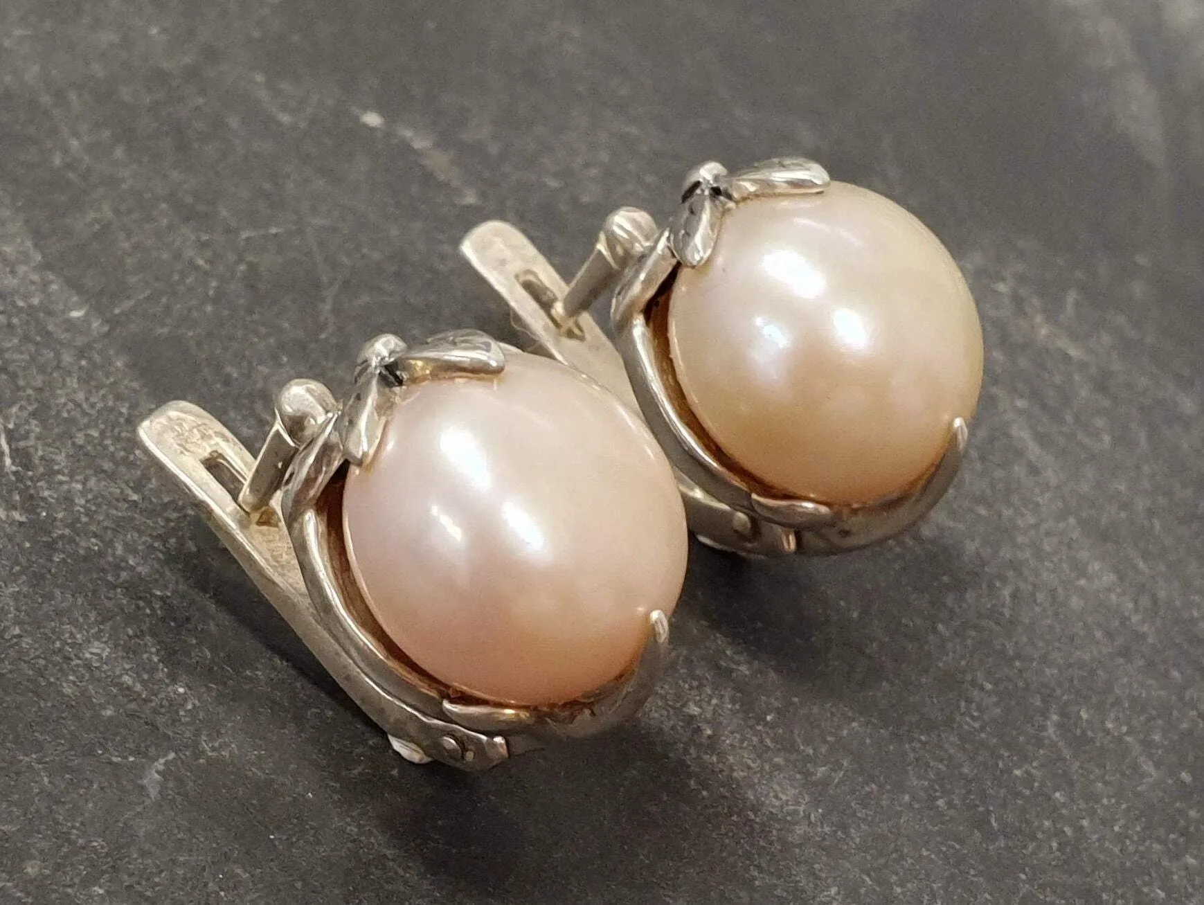 Beige Pearl Earrings - Natural Pearl Studs - Vintage Leaf Earrings