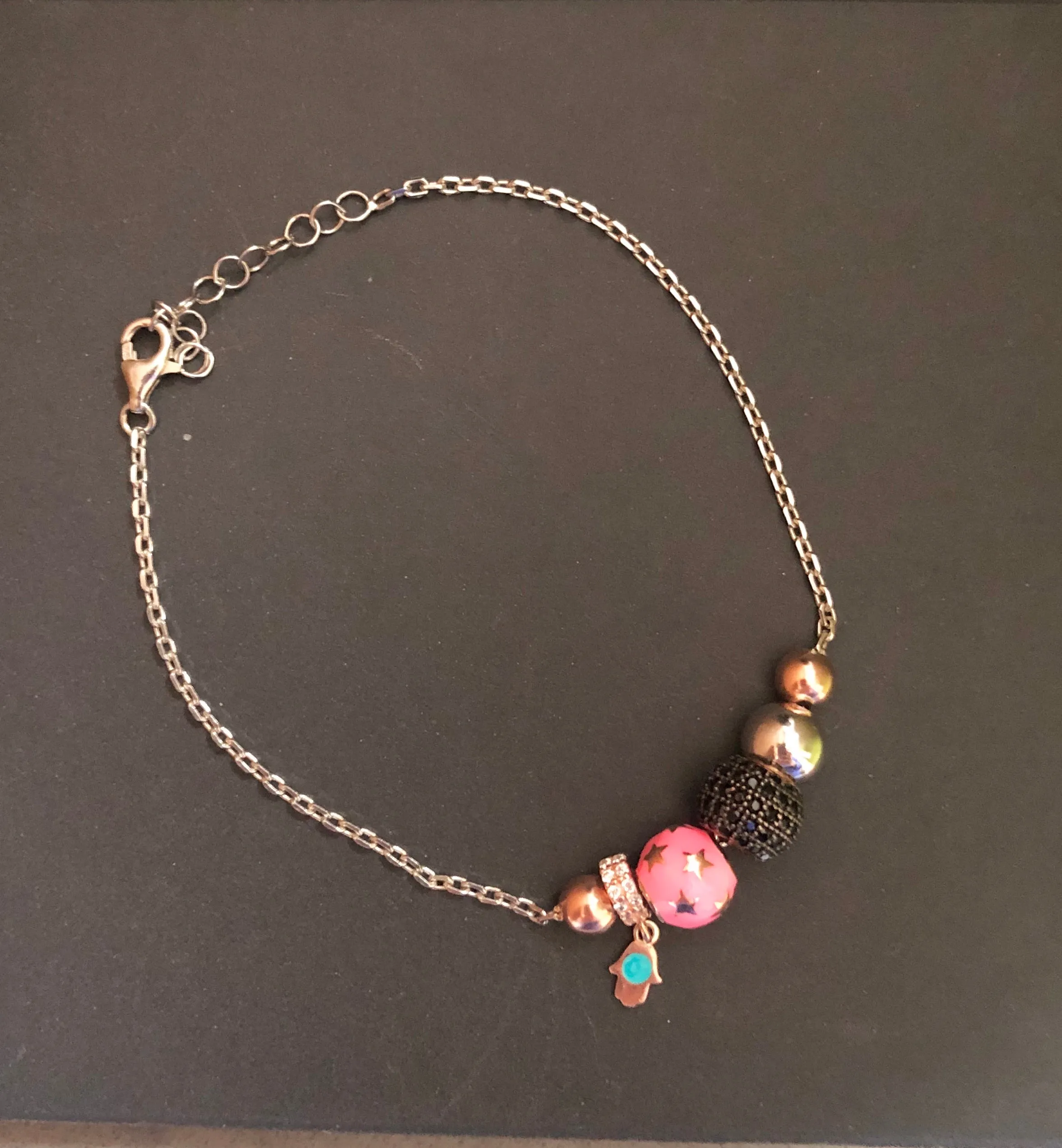 Charm bracelet with thin chain